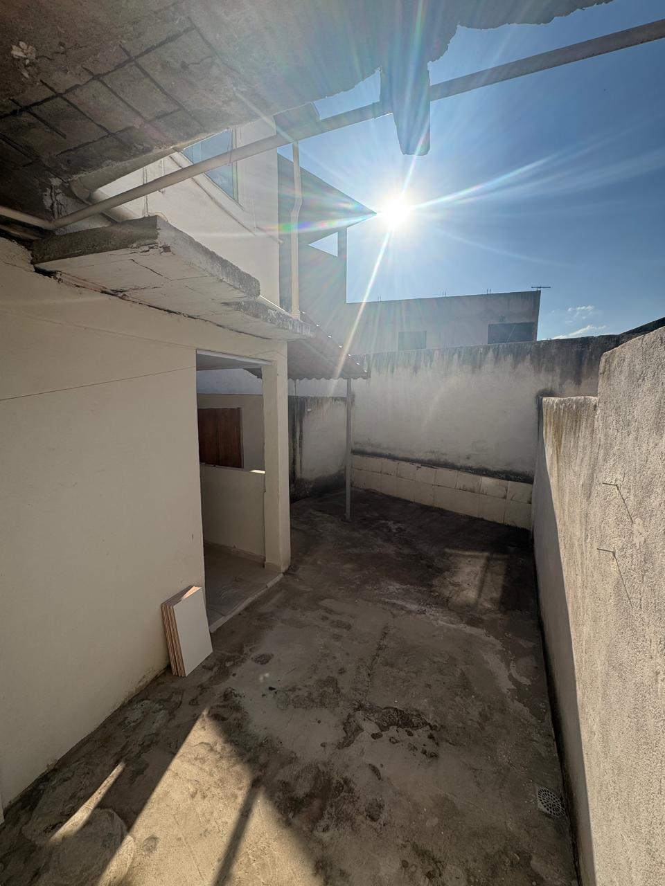 Casa 2 Quartos com área privativa.
